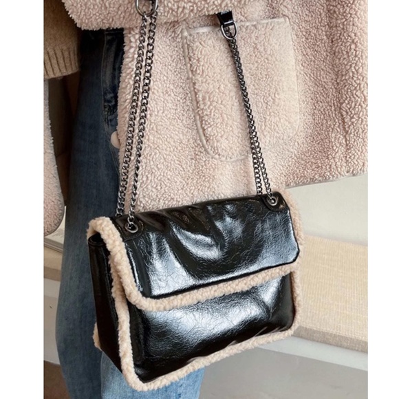 Luxe Vegan Leather Chain Strap Teddy Trim Shoulder Bag - Picture 5 of 8